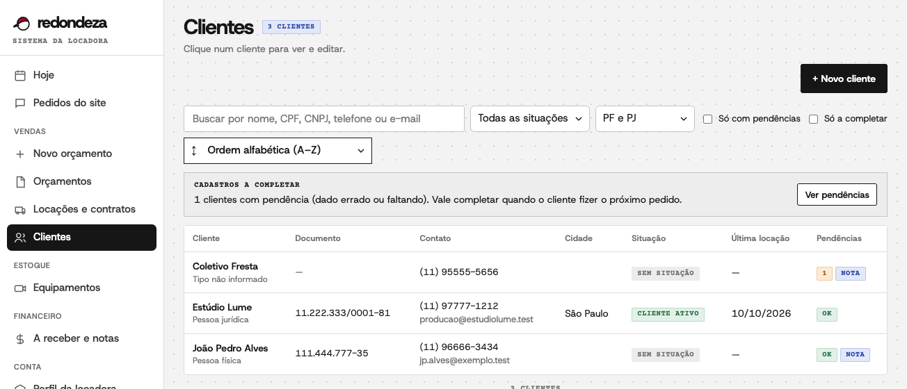 Clientes de uma locadora com documento, contato, situação, última locação e pendências, com dados fictícios