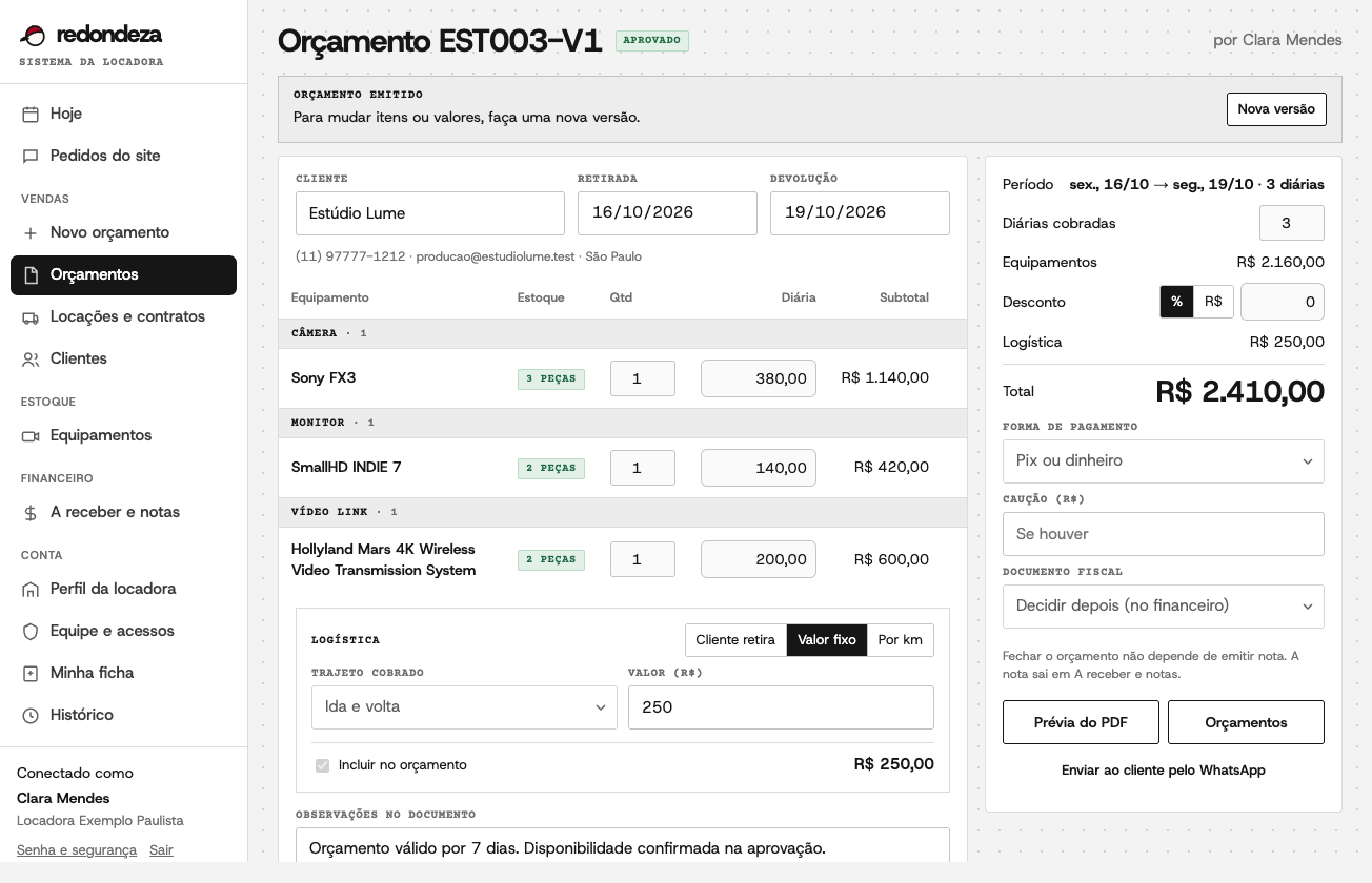 Orçamento de locação no sistema da locadora: cliente, retirada, devolução, itens por categoria, logística e total, com dados fictícios