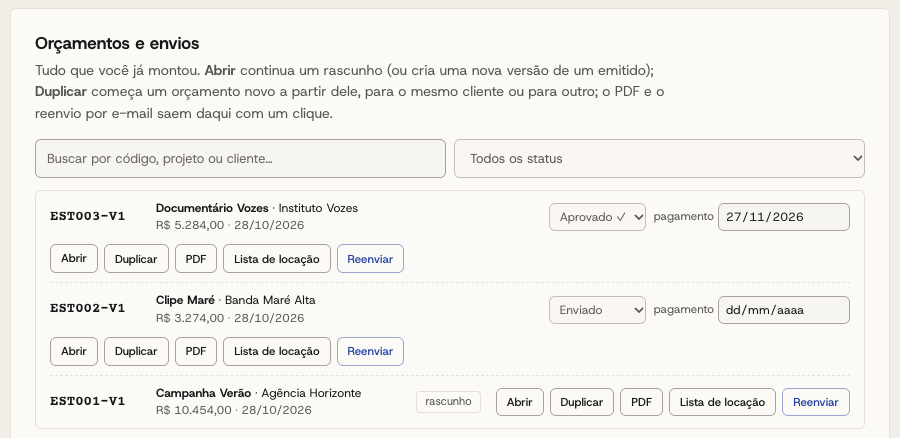 Orçamentos e envios: cada orçamento com a versão, o cliente, a situação (aprovado, enviado, rascunho) e os botões de abrir, duplicar, PDF, lista de locação e reenviar